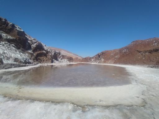 عکس چشمه و دریاچه نمکی گنبد نمکی قم