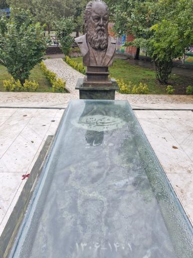 عکس آرامگاه هوشنگ ابتهاج (سایه)