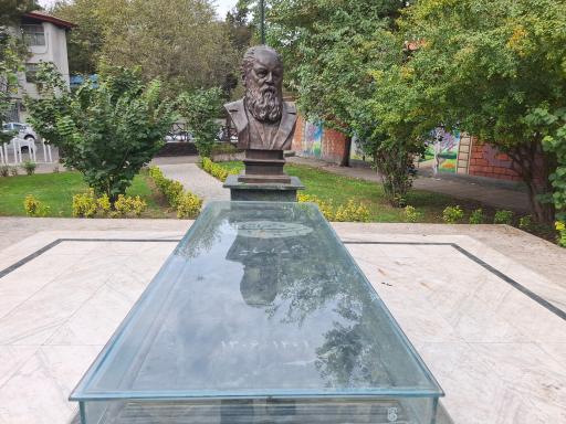 عکس آرامگاه هوشنگ ابتهاج (سایه)