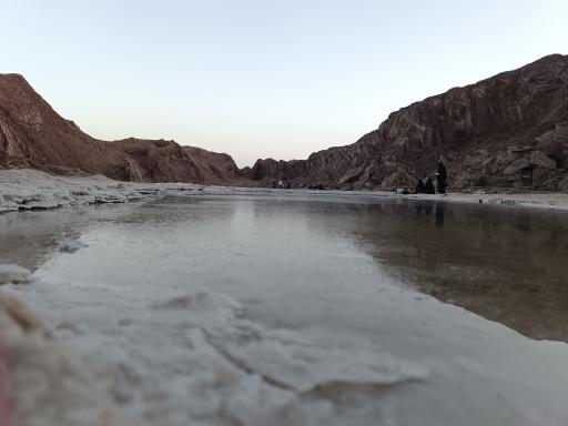 عکس چشمه و دریاچه نمکی گنبد نمکی قم