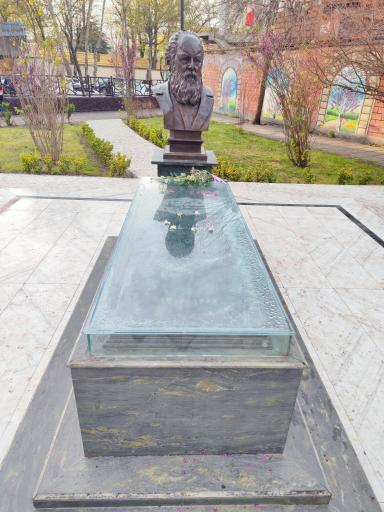 عکس آرامگاه هوشنگ ابتهاج (سایه)