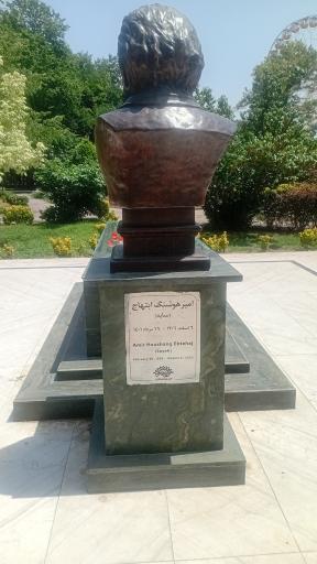 عکس آرامگاه هوشنگ ابتهاج (سایه)
