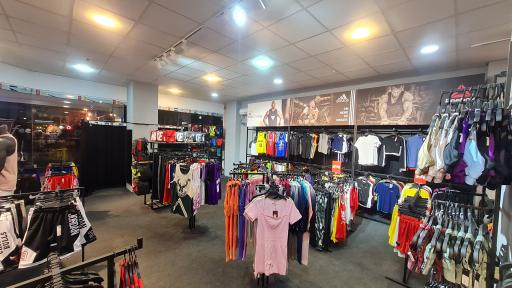 عکس پوشاک ورزشی پویان اسپرت