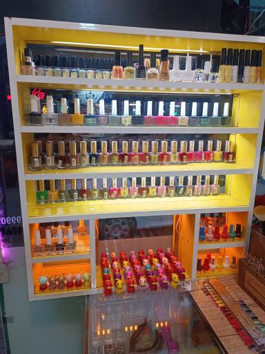 عکس گالری عطر و آرایشی آریا 