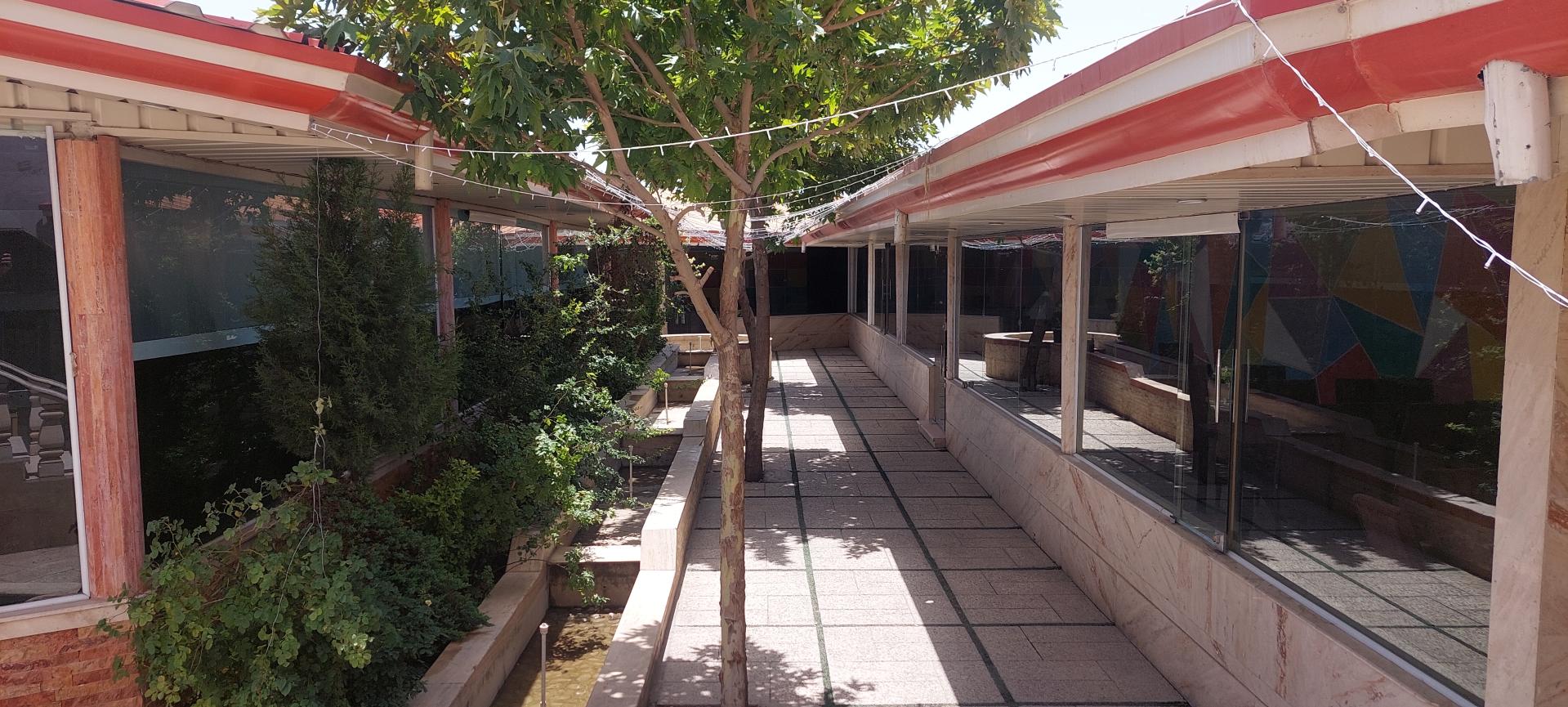 عکس باغ رستوران مشاهیر بختیاری