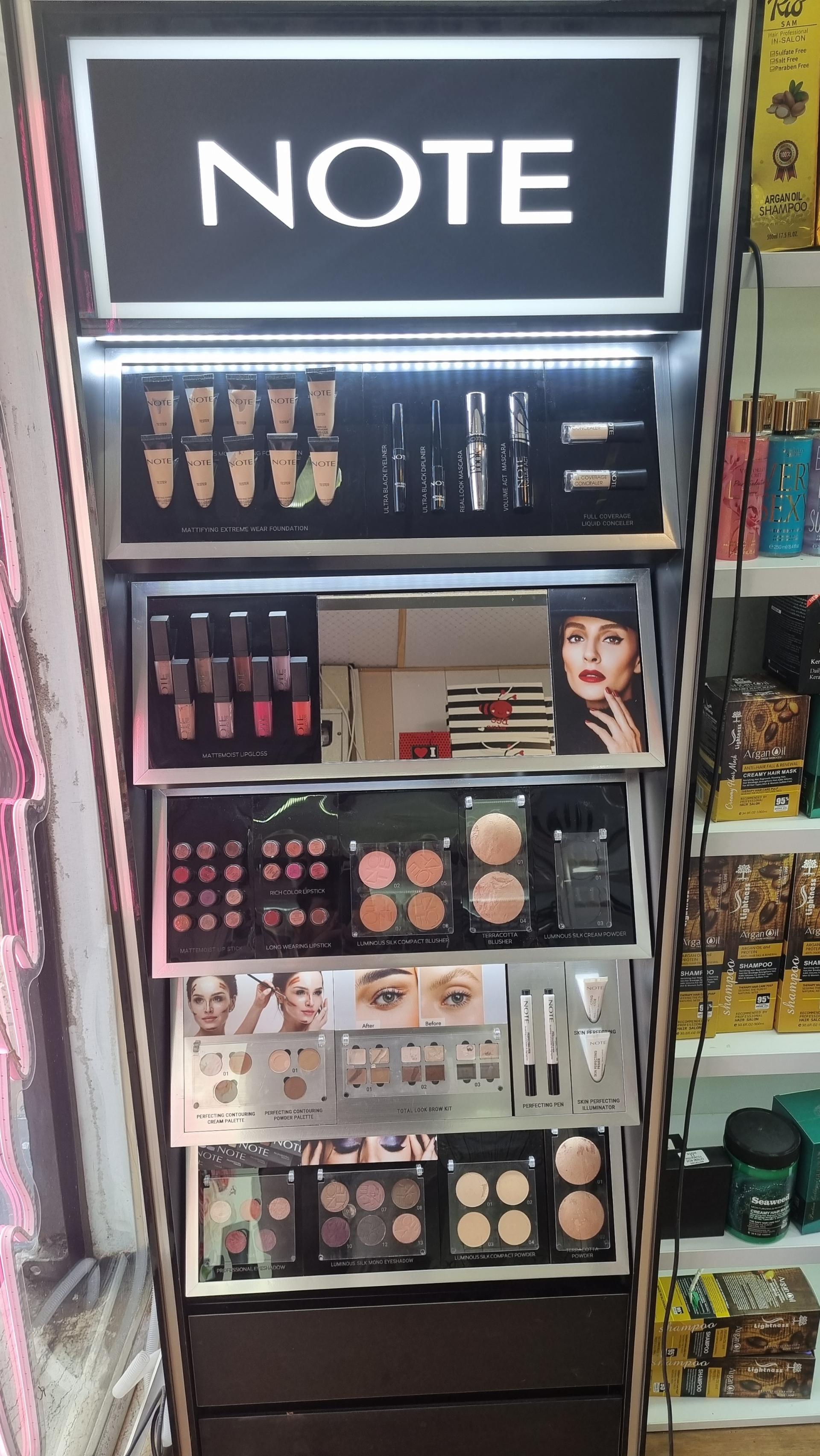 عکس فروشگاه لوازم آرایشی صورتی