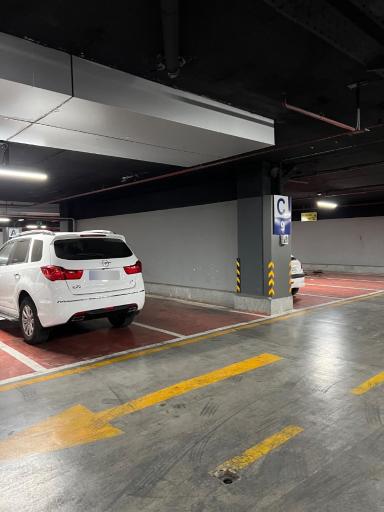 عکس پارکینگ طبقاتی آزادی