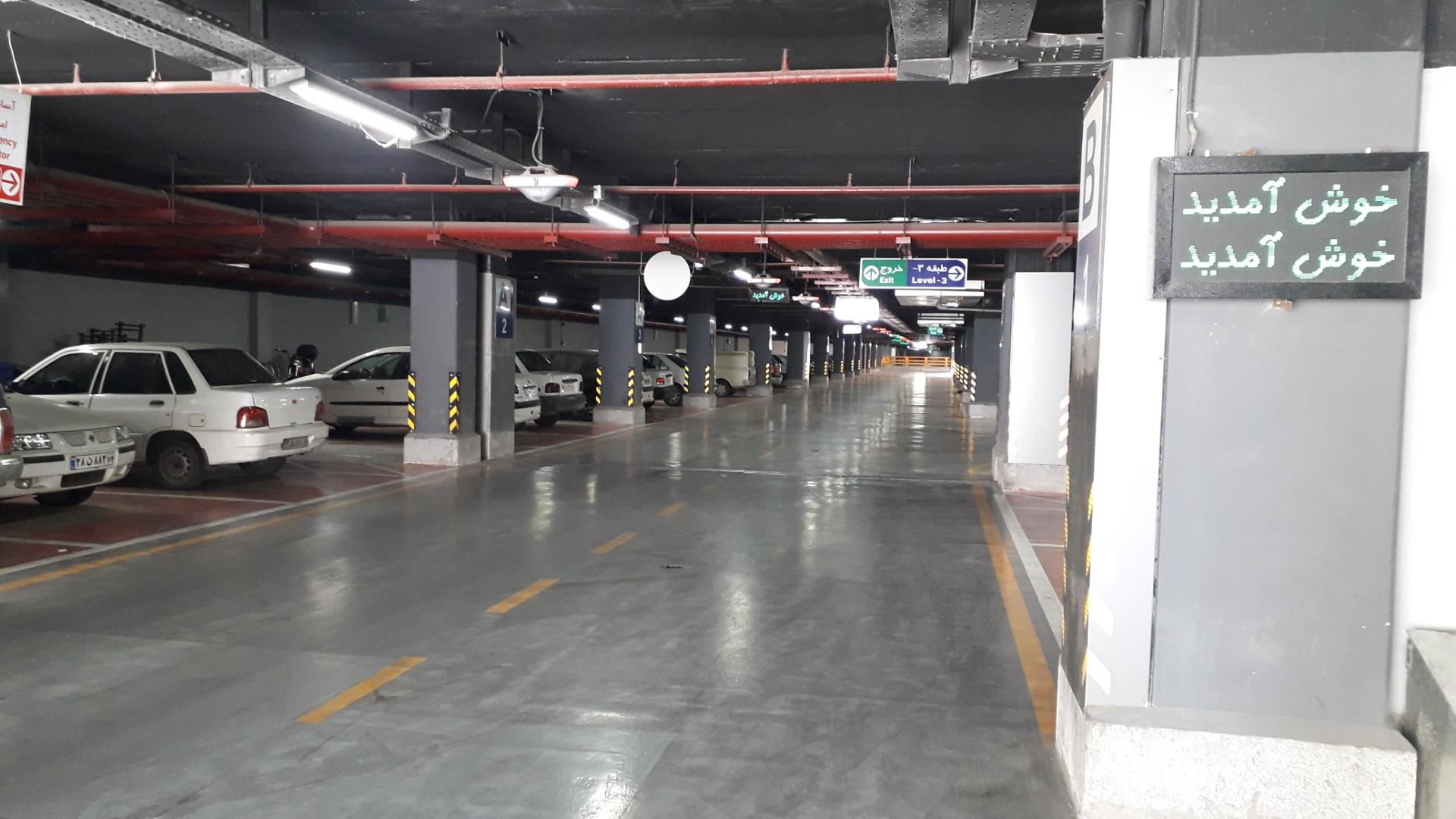 عکس پارکینگ طبقاتی آزادی