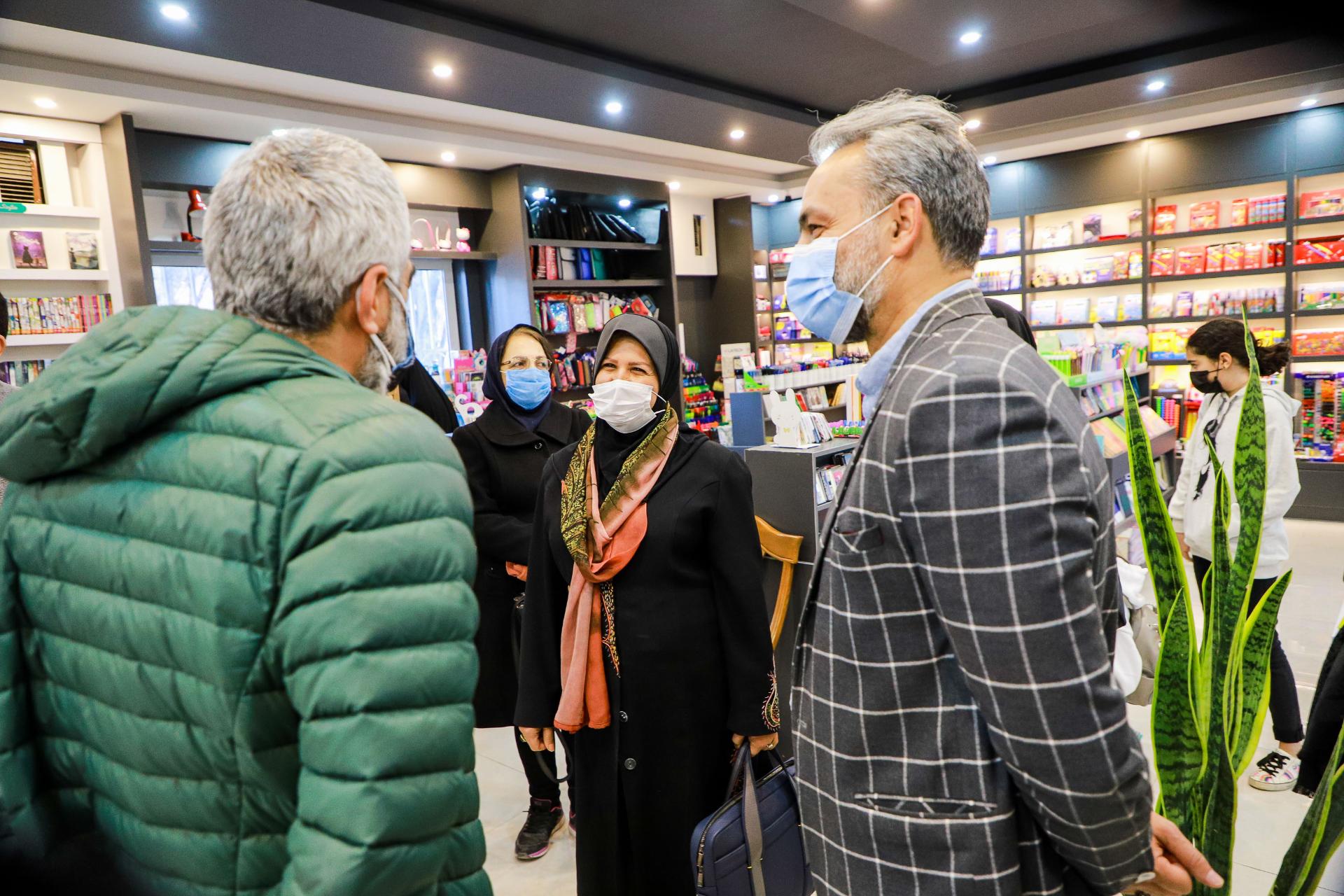 عکس کافه کتاب اردیبهشت