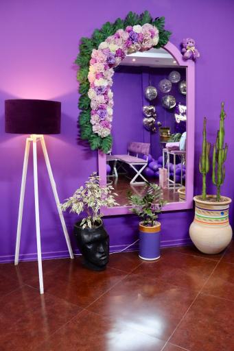 عکس کافی شاپ بنفش