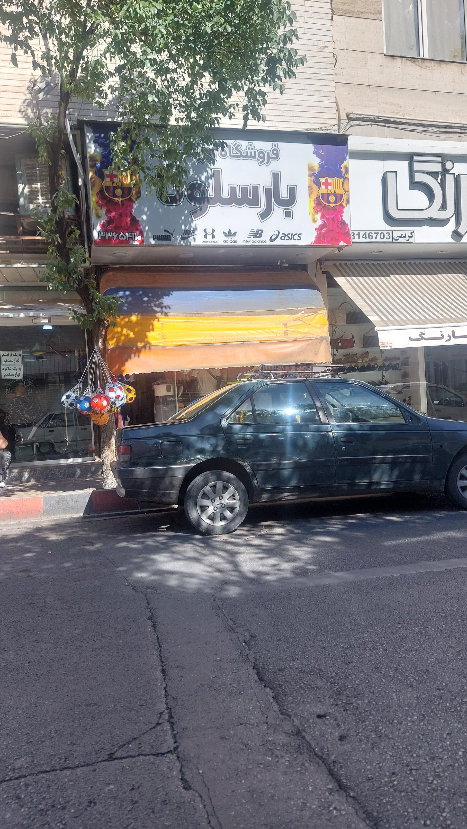 عکس فروشگاه ورزشی بارسلونا