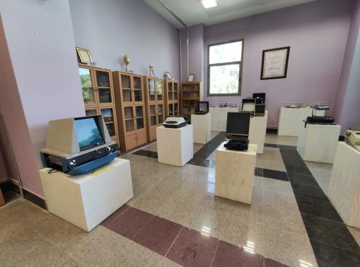 عکس کتابخانه مرکزی دانشگاه فردوسی