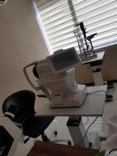 عکس معاینه چشم دکتر محمدرضا شکاری