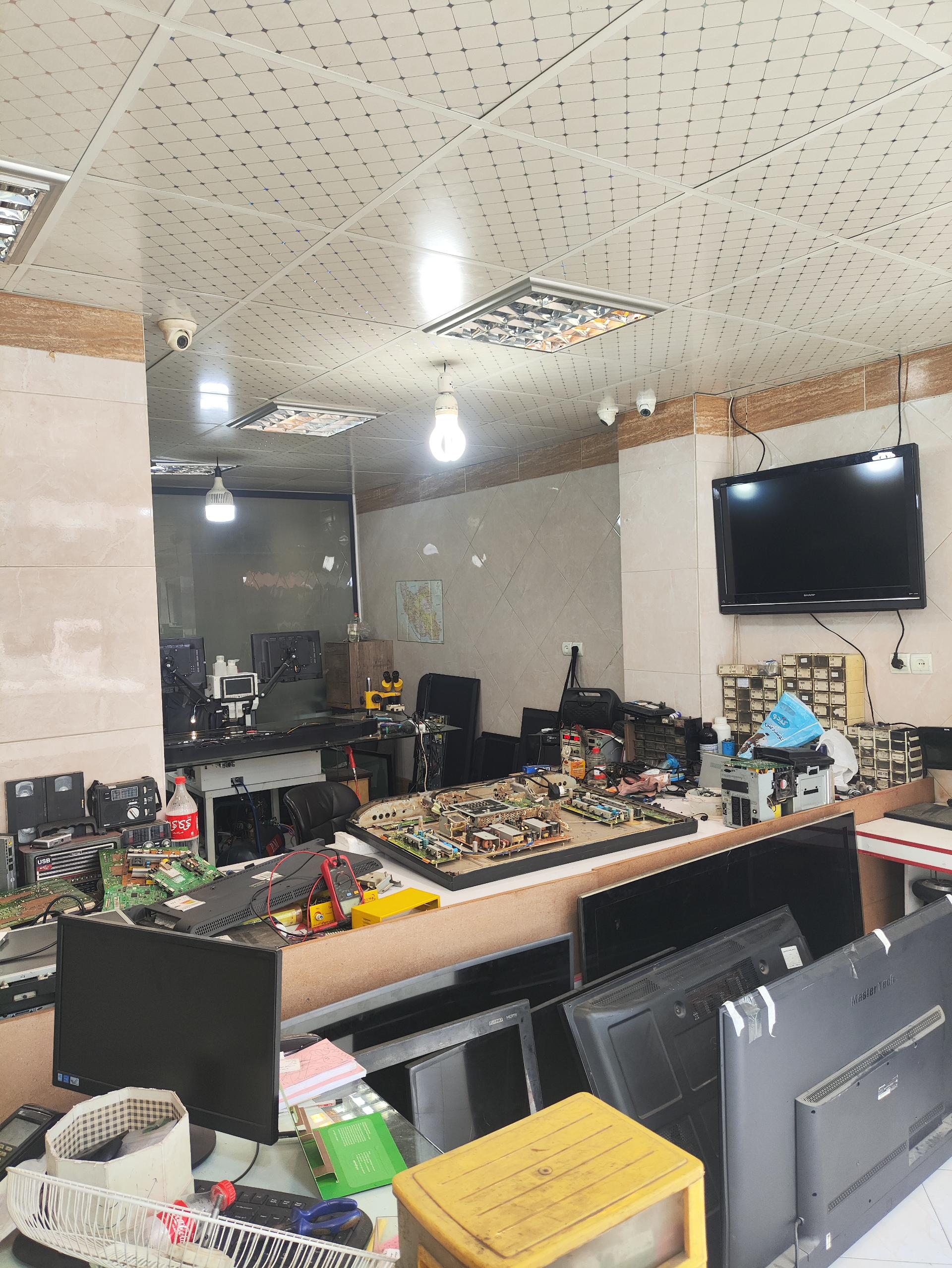 عکس تعمیرات لوازم خانگی و تلویزیون