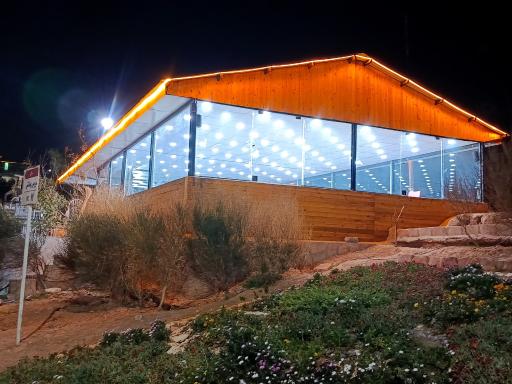 عکس کافه رستوران و کلبه چوبی عینالی