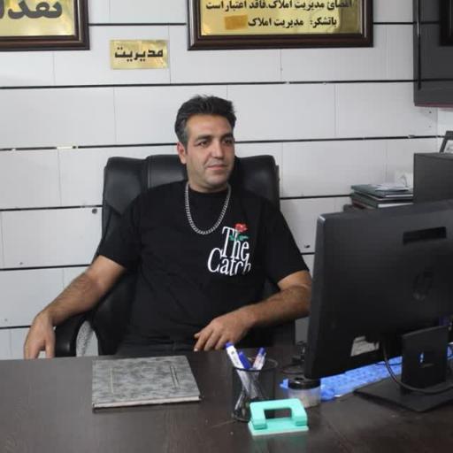 عکس مشاور املاک کلید طلایی