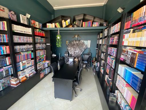 عکس کتابفروشی نجواگر