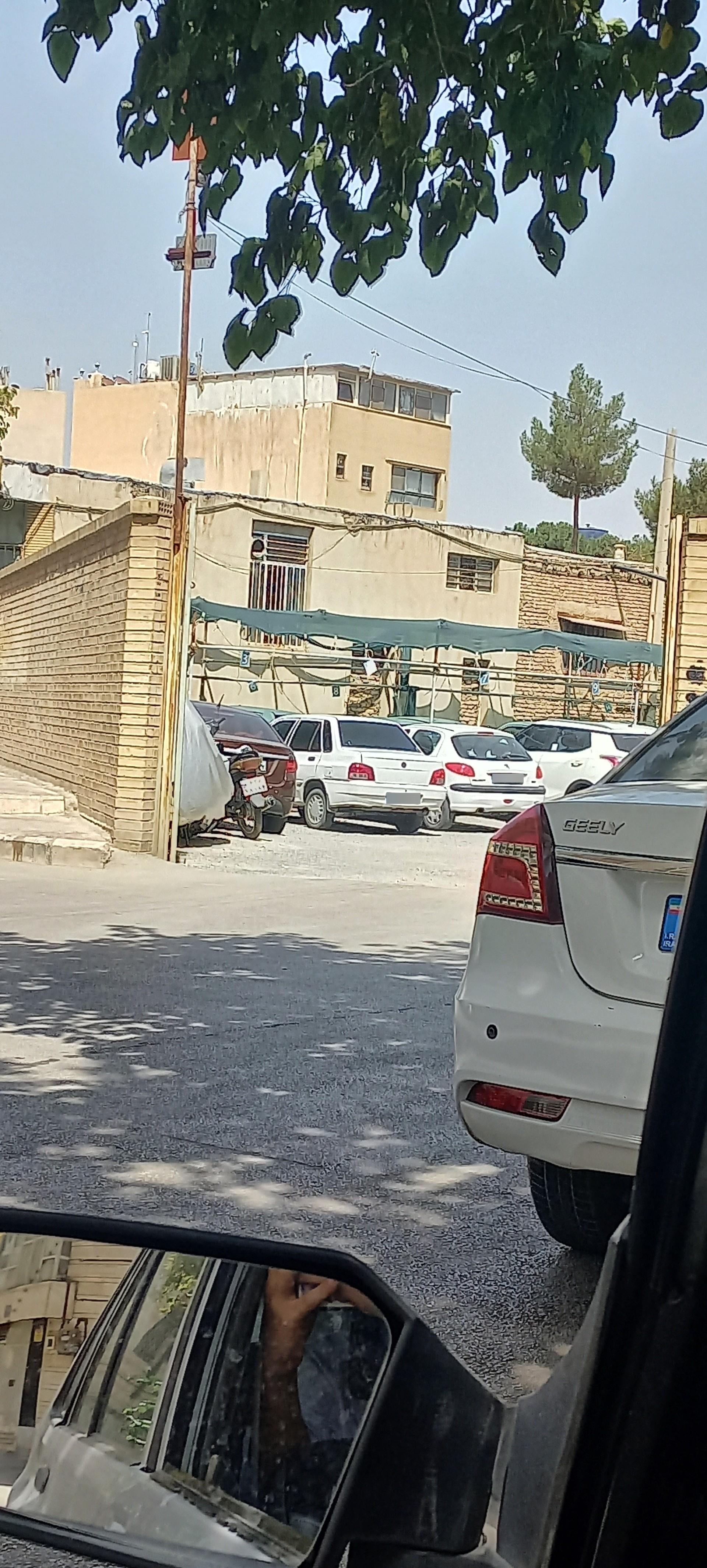 عکس پارکینگ کلینیک جی