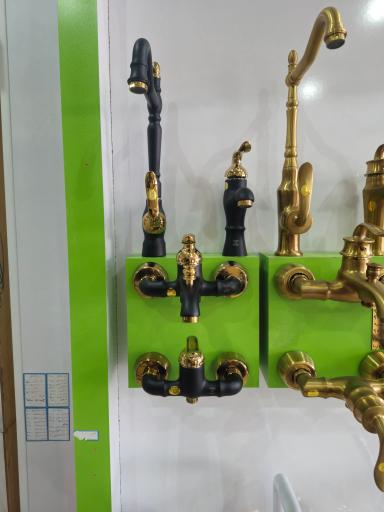 عکس فروشگاه کاشی و سرامیک لیپار