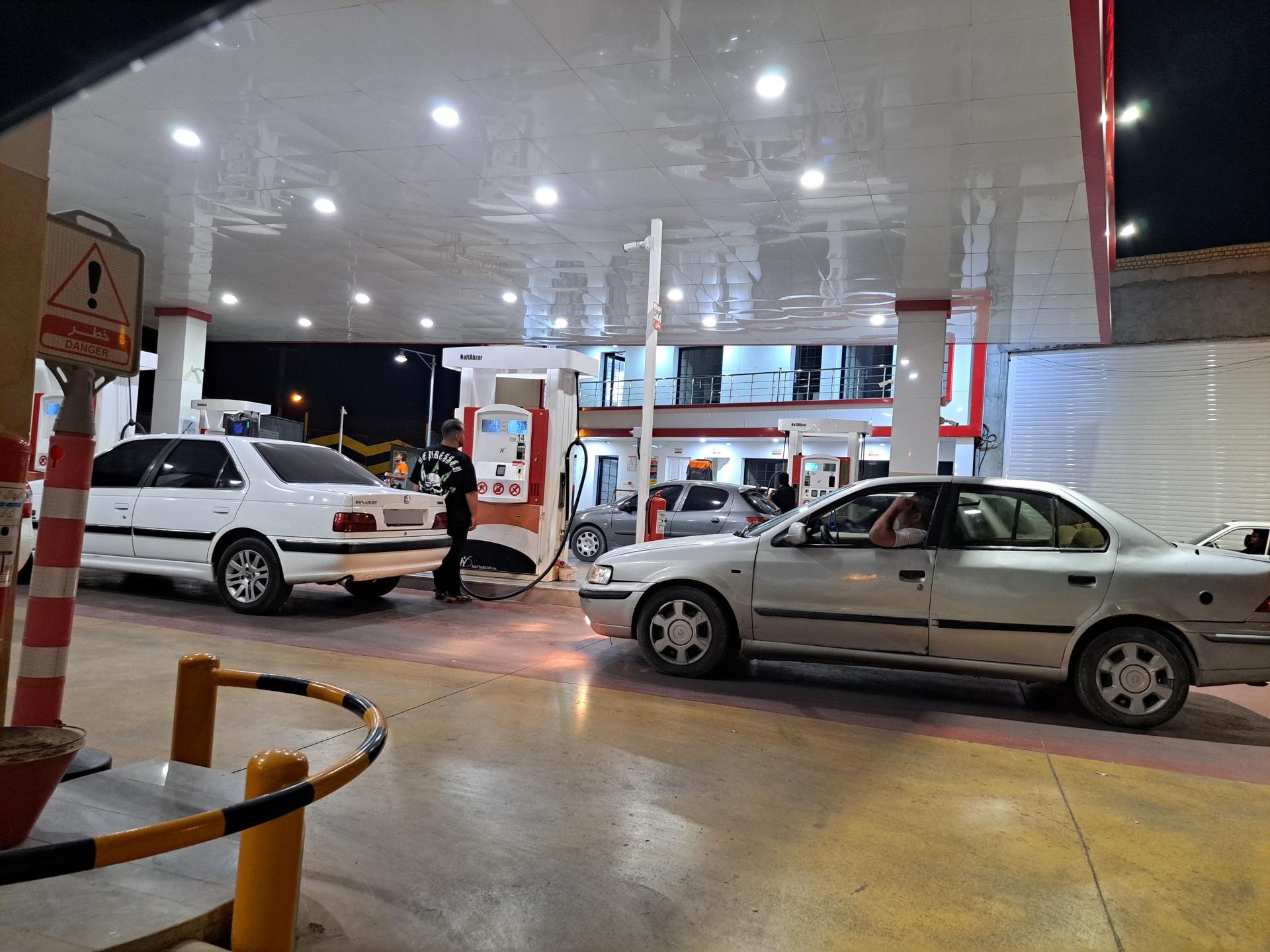 عکس پمپ بنزین متوسل