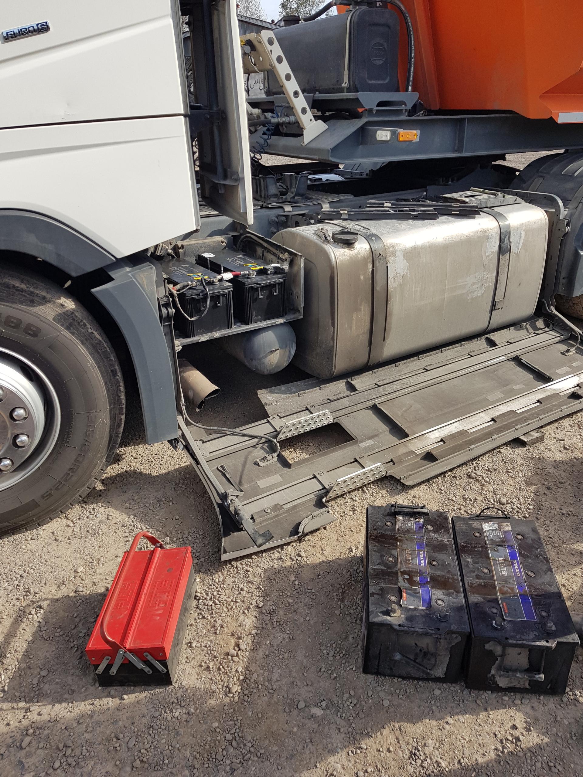 عکس امداد باطری و باطری فروشی