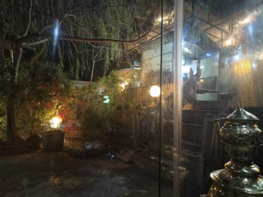 عکس سفره خانه و باغچه سنتی سرچشمه