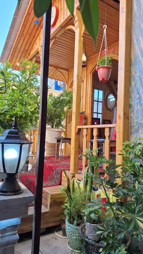 عکس آبمیوه و بستنی کلبه چوبی 