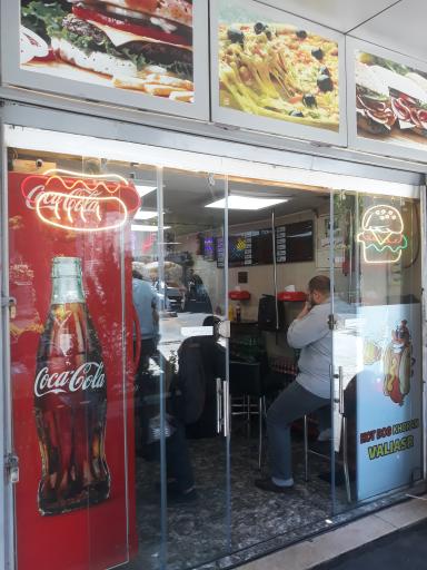 عکس هات داگ خوران