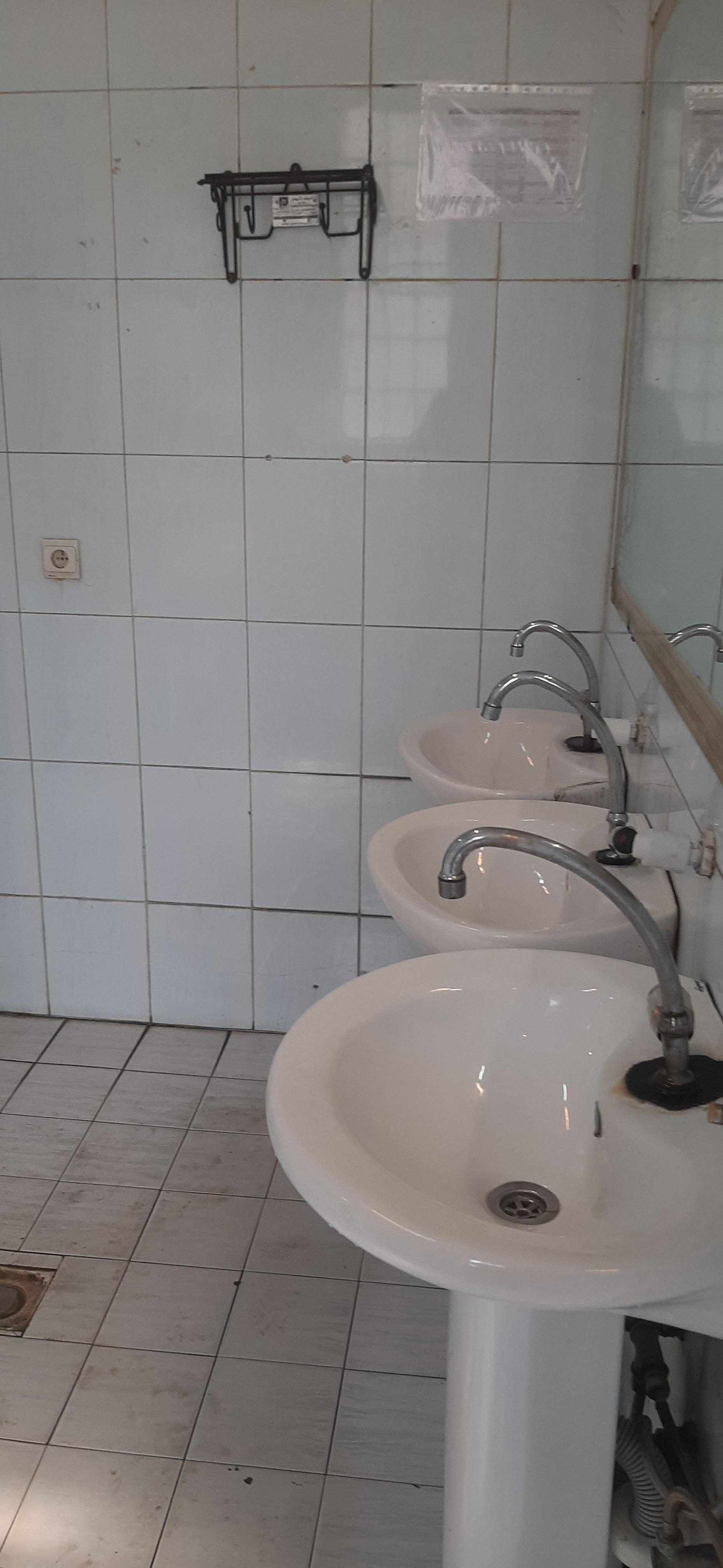 عکس سرویس بهداشتی. تعطی آب قطع است بخاطر بدهی
