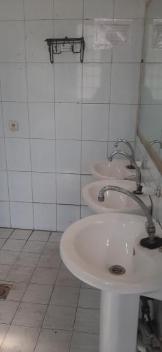 عکس سرویس بهداشتی. تعطی آب قطع است بخاطر بدهی