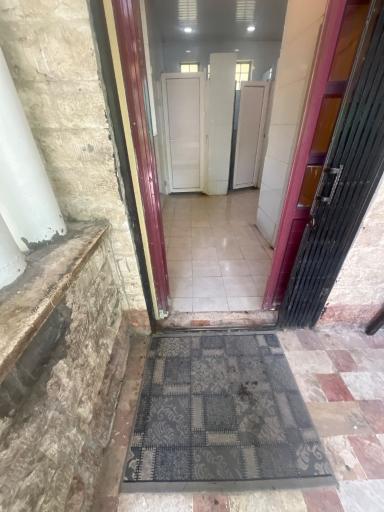 عکس سرویس بهداشتی. تعطی آب قطع است بخاطر بدهی