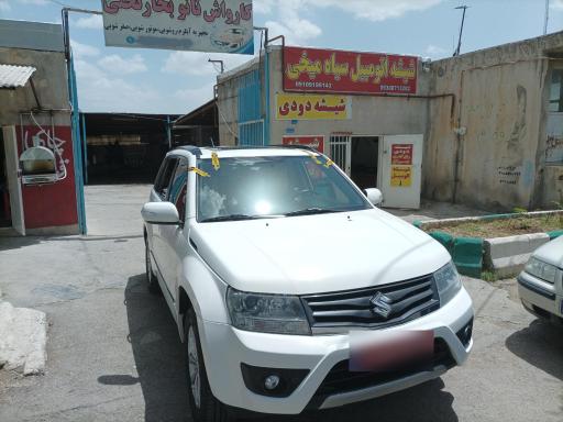 عکس شیشه اتومبیل سیاه میخی