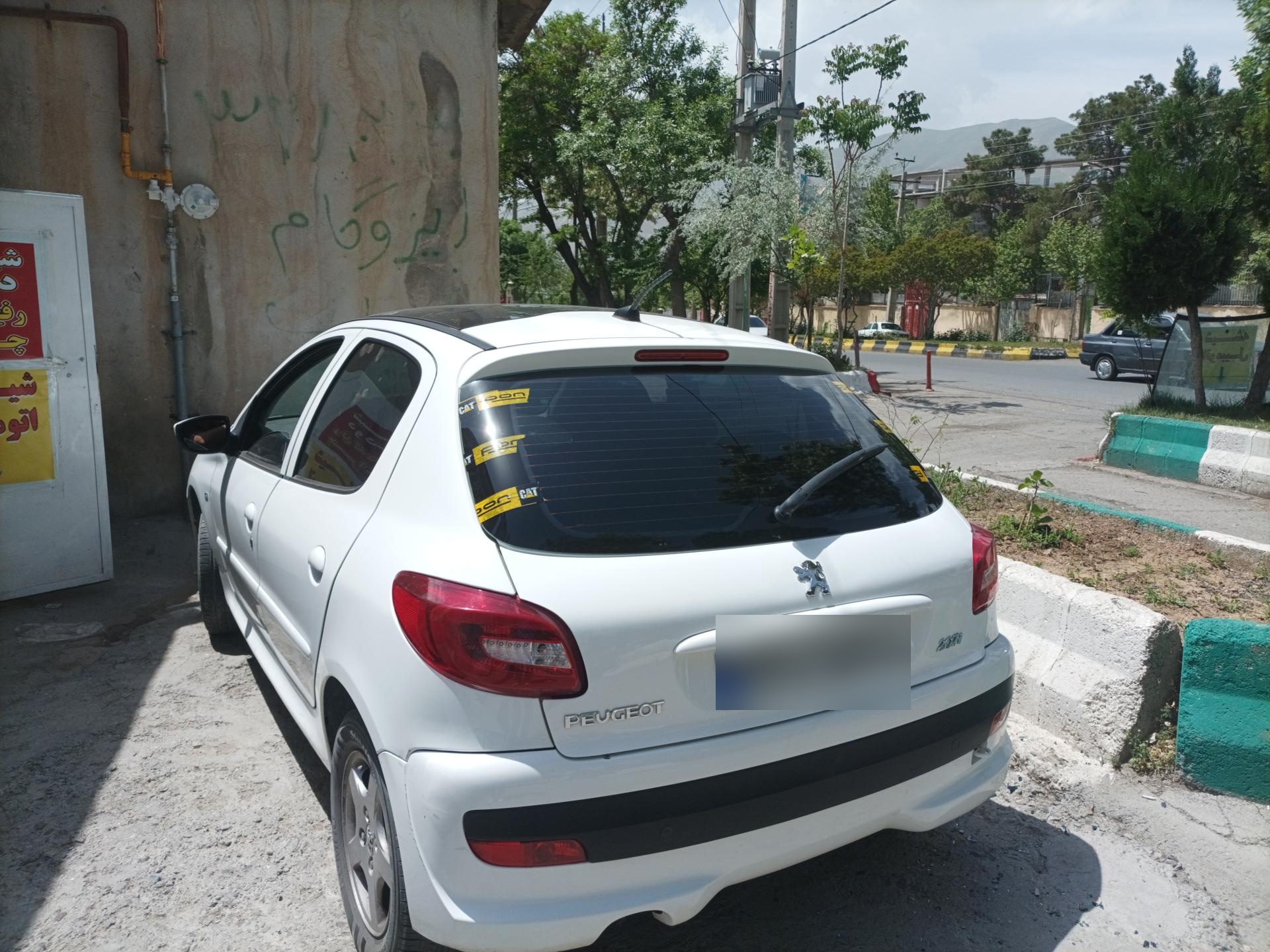 عکس شیشه اتومبیل سیاه میخی