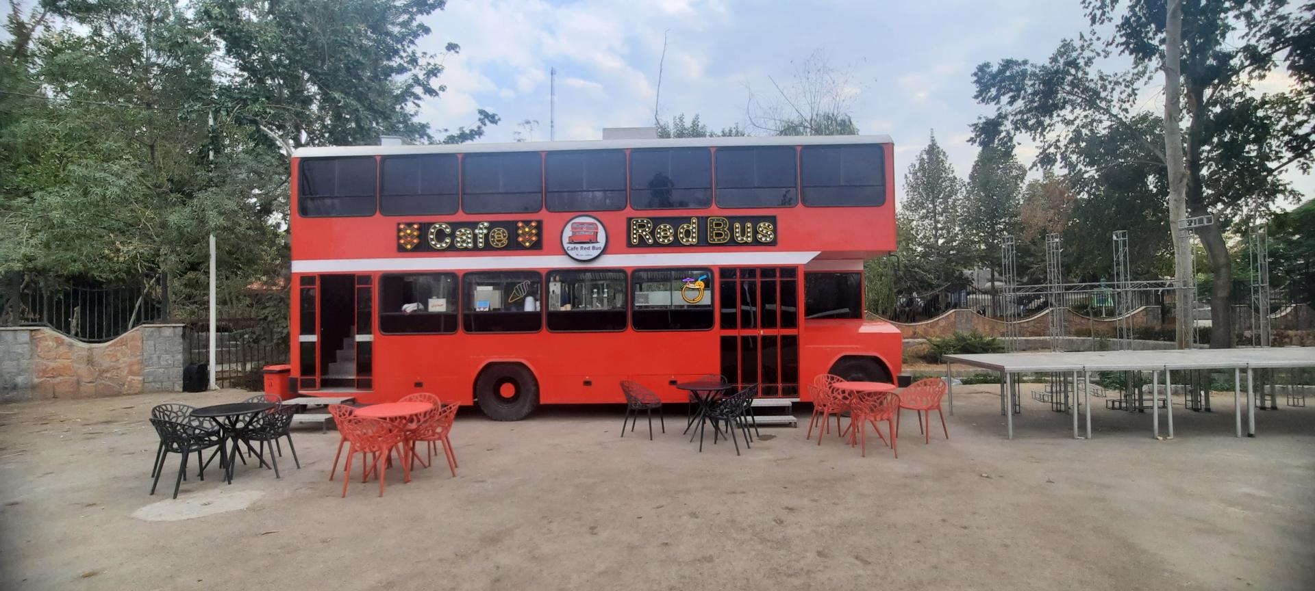 عکس کافه اتوبوس قرمز 