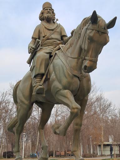 عکس مجسمه میرزا کوچک خان جنگلی 