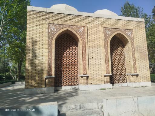 عکس آرامگاه آرتور آپهم پوپ و فیلیس اکرمن