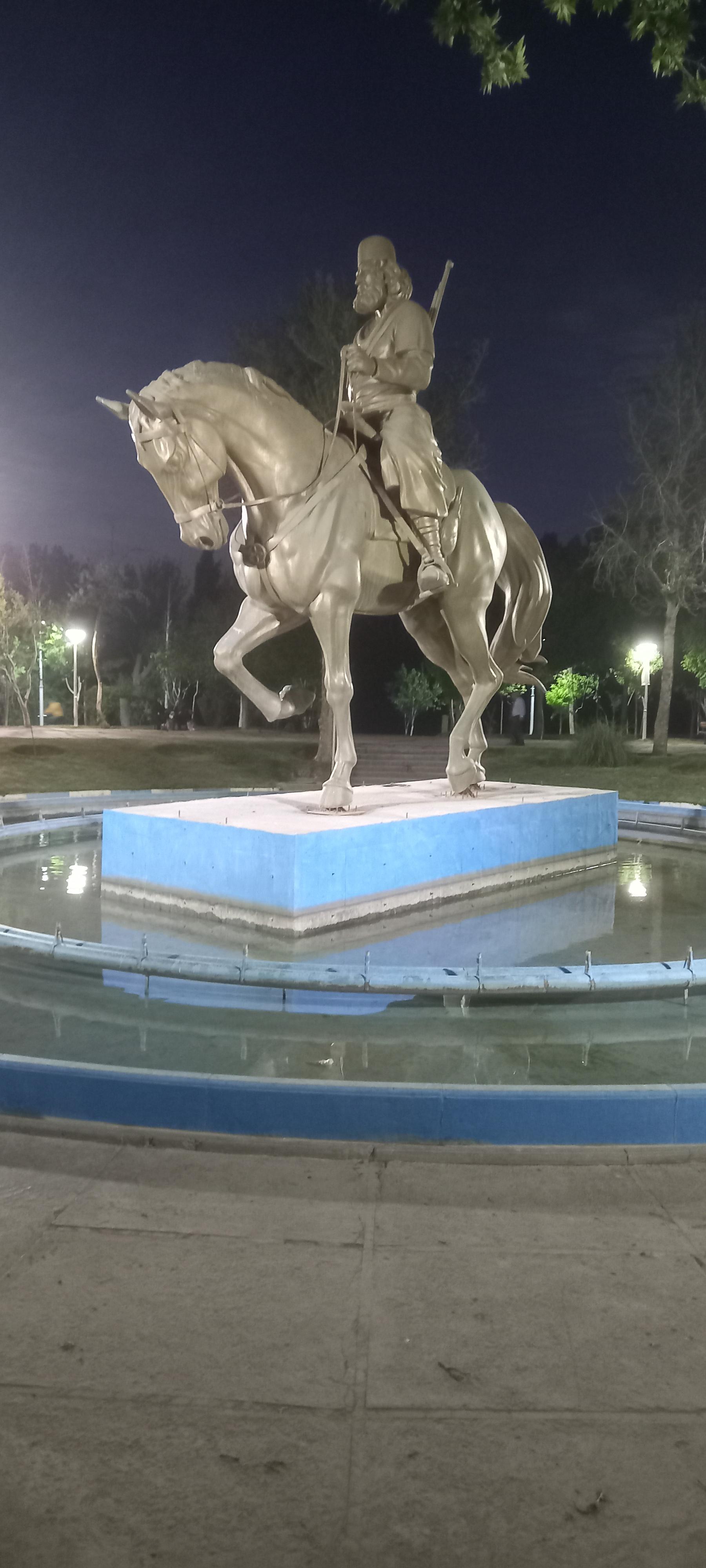 عکس مجسمه میرزا کوچک خان جنگلی 