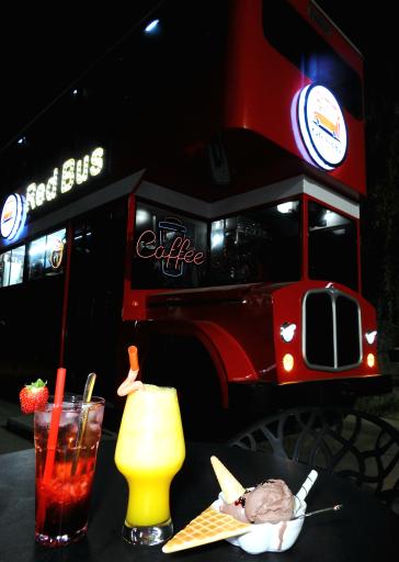 عکس کافه اتوبوس قرمز 