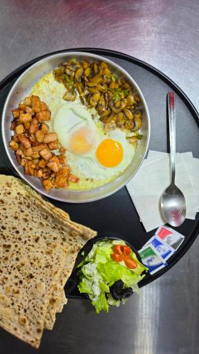 عکس کافه رستوران اتوبوس قرمز