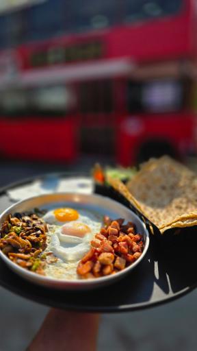 عکس کافه رستوران اتوبوس قرمز