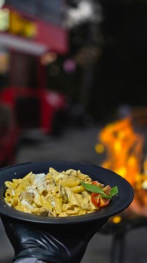 عکس کافه رستوران اتوبوس قرمز