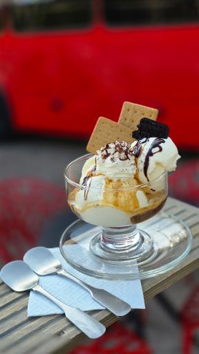 عکس کافه رستوران اتوبوس قرمز