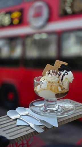 عکس کافه رستوران اتوبوس قرمز