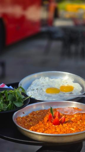 عکس کافه رستوران اتوبوس قرمز