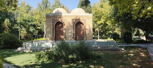 عکس آرامگاه آرتور آپهم پوپ و فیلیس اکرمن