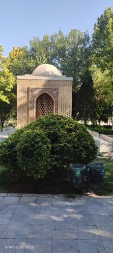 عکس آرامگاه آرتور آپهم پوپ و فیلیس اکرمن