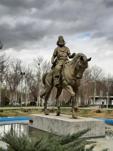 عکس مجسمه میرزا کوچک خان جنگلی 