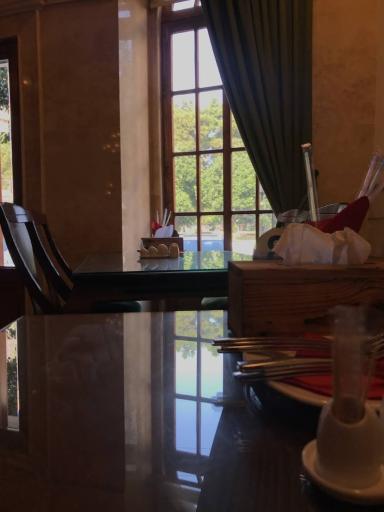 عکس رستوران مهر و ماه