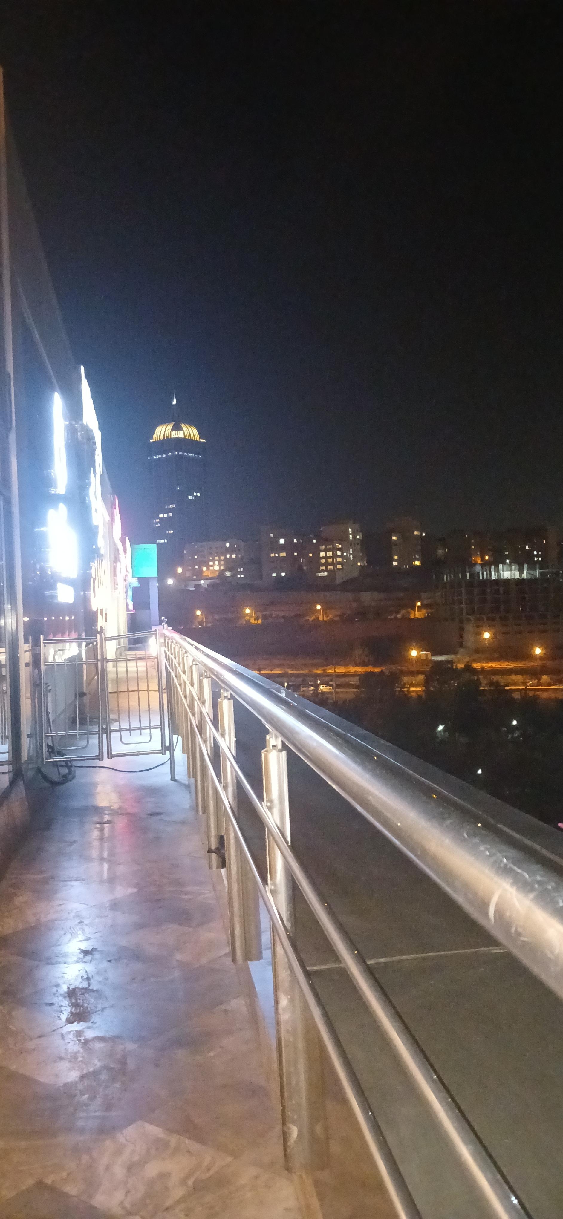 عکس مرکز خرید لاله پارک