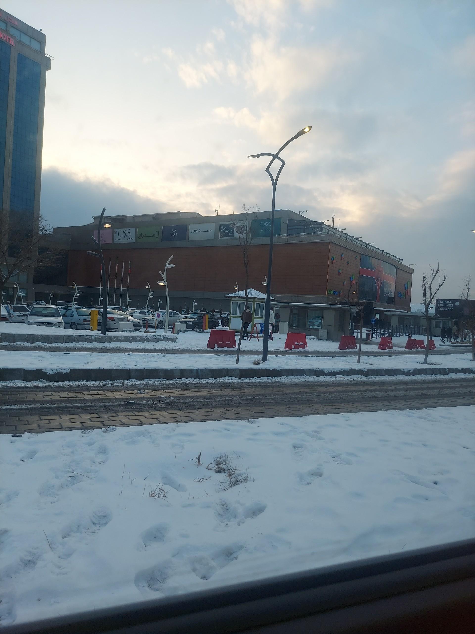 عکس مرکز خرید لاله پارک